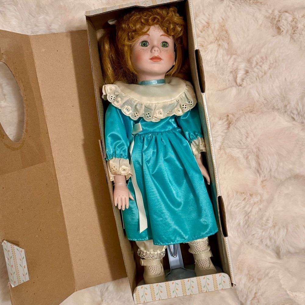 Vintage CONNOISSEUR COLLECTION DOLL From Seymour Mann. IN BOX